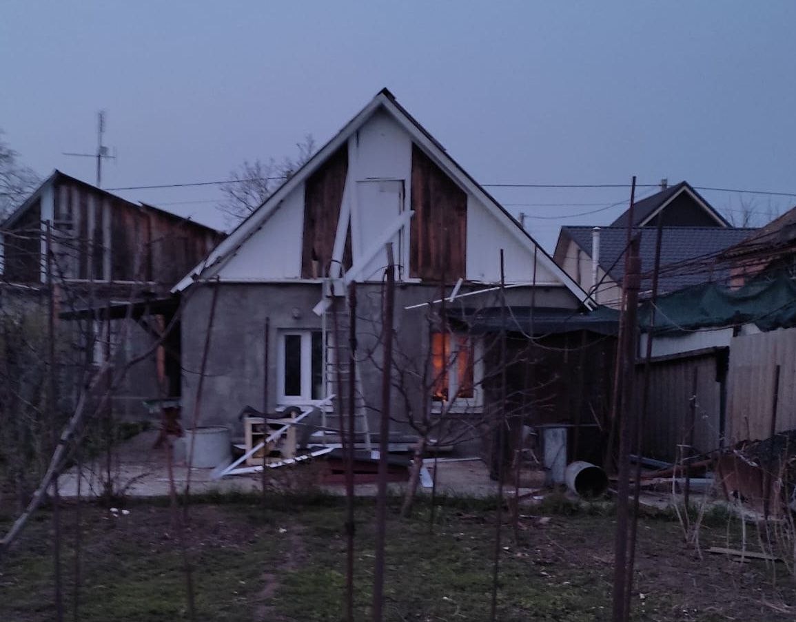 Атака на дачный кооператив в Каменском: ранены пять человек, разрушены 3  дома. Читайте на UKR.NET