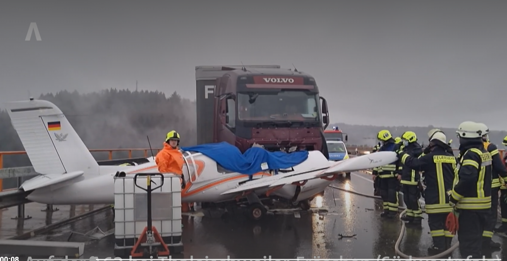 Самолет попал в ДТП на мосту