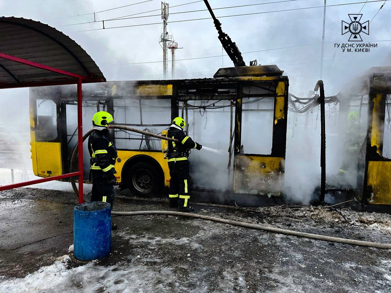 В Киеве во время выполнения маршрута сгорел троллейбус